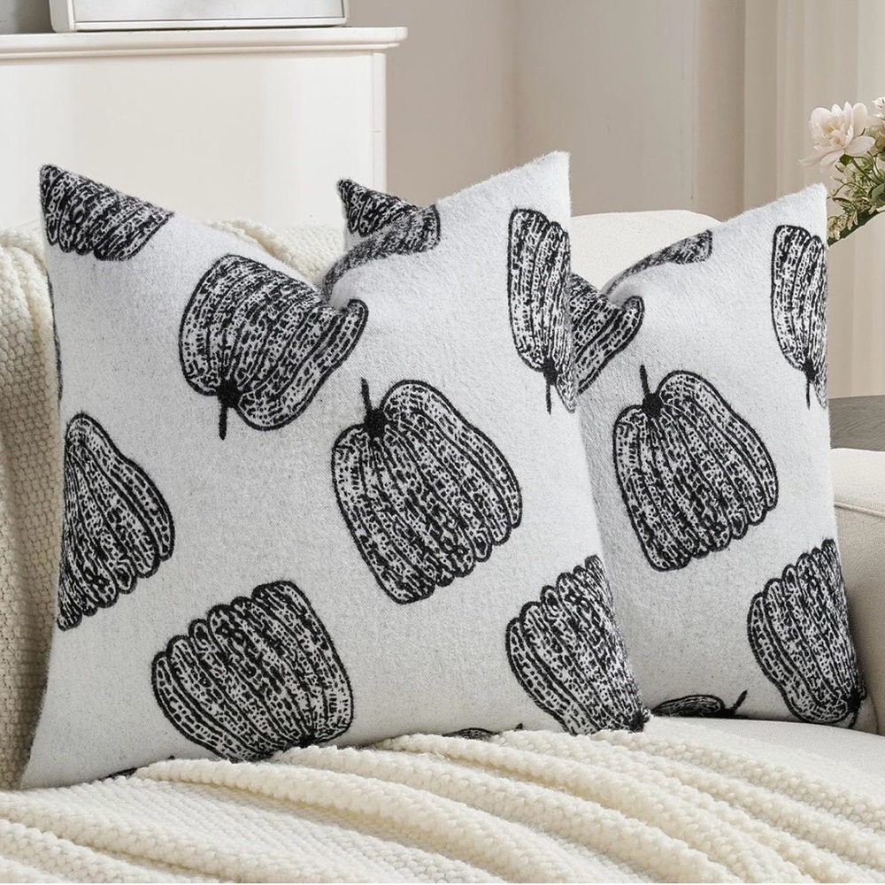 NIB FUTEI Fall Pumpkins Throw Pillow Covers 18x18 Inch Set of 2